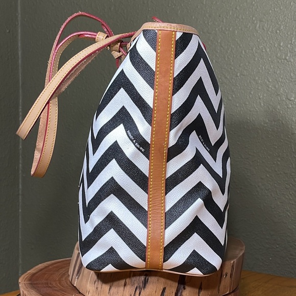 DOONEY & BOURKE CHEVRON LARGE SHOPPER TOTE - Picture 4 of 16